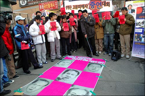 정형근 의원의 집 앞에서 직접 증언하고 있는 심진구씨 